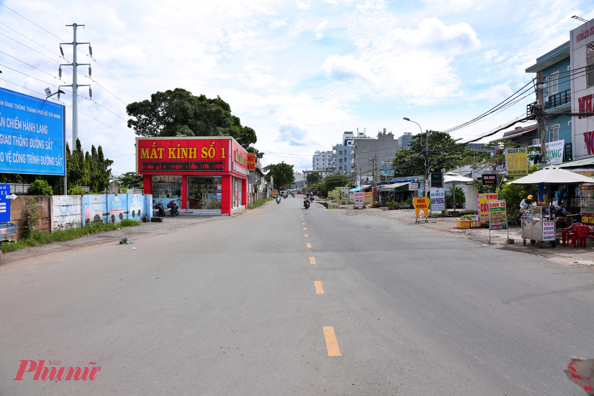 Đường Kha Vạn Cân đoạn từ giao lộ Phạm Văn Đồng – đường số 20 đến Quốc lộ 13 chỉ dài khoàng 1km nhưng là tuyến quan trọng, “gánh” bớt lượng phương tiện trên đường Phạm Văn Đồng, từ đó giúp giảm kẹt xe đáng kể cho đại lộ này và vòng xoay cầu Bình Lợi. 