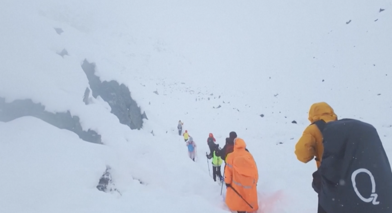 Đoàn người di chuyển giữa biển tuyết trắng xoá trên Everest