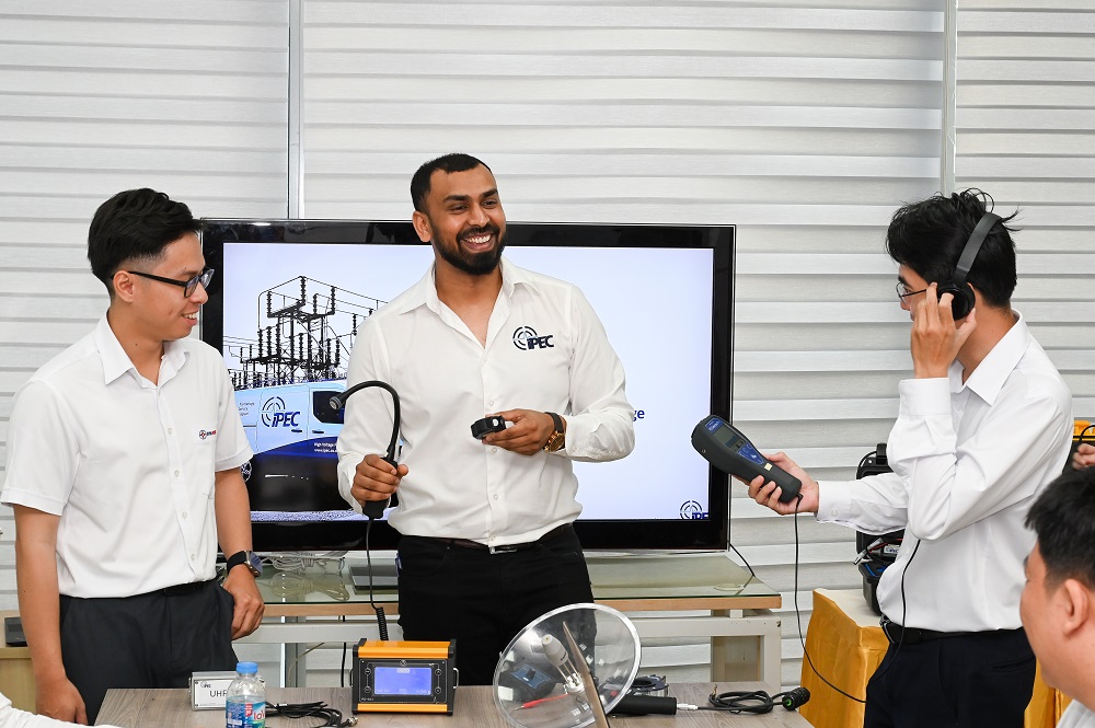 Ông Enam Miah - Giám đốc Dịch vụ IPEC LTD (giữa) giới thiệu cho các học viên các thiết bị đo kiểm phóng điện cục bộ - Ảnh: EVNHCMC