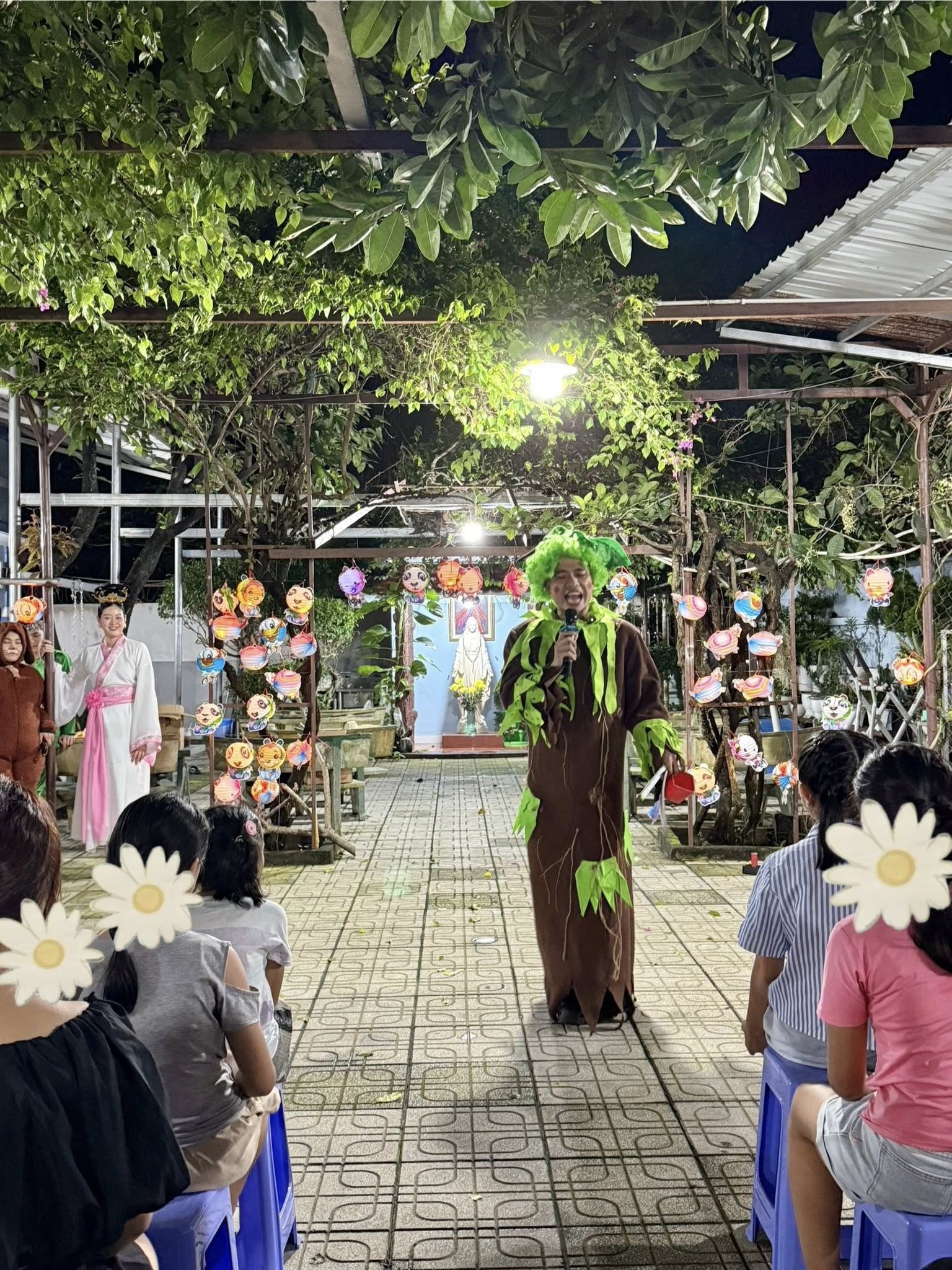 Khi người lớn đi chơi Trung thu theo cách của mình Diễn viên Huỳnh Thiện Trung tham gia biểu diễn, đóng kịch tài nhà mở OBV, đem đến niềm vui cho các em nhân mùa trung thu năm nay