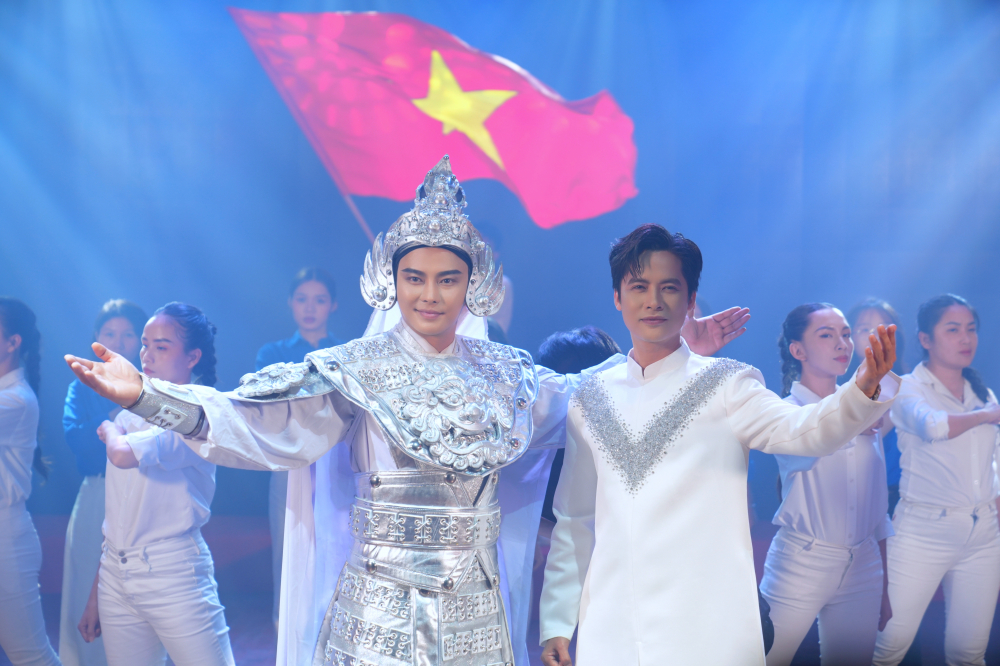 Sự kết hợp của NSƯT Võ Minh Lâm và ca sĩ Minh Sang trong MV Rực sáng sức trẻ Việt Nam gợi lên tinh thần kết đoàn dân tộc – nơi truyền thống và đổi mới cùng hòa trong bản sắc Việt Nam trẻ trung, bền vững - Ảnh: NVCC