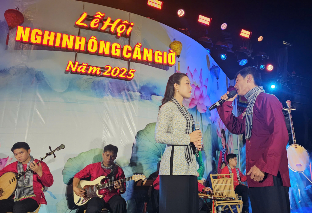 Chương trình đờn ca tài tử phục vụ Lễ hội Nghinh Ông - Cần Giờ có sự góp mặt của lực lượng tài tử đờn và tài tử ca mạnh của TPHCM và cả khu vực Nam bộ - Ảnh: Thái Bình
