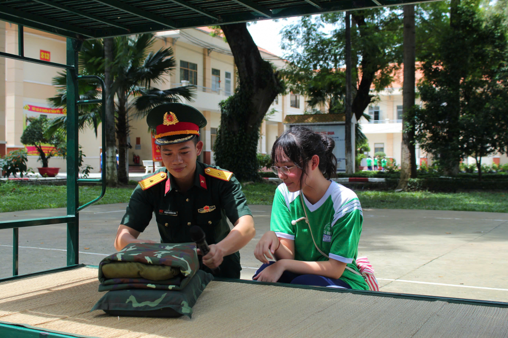 Học sinh trải nghiệm đời sống quân nhân tại Trung đoàn Gia Định