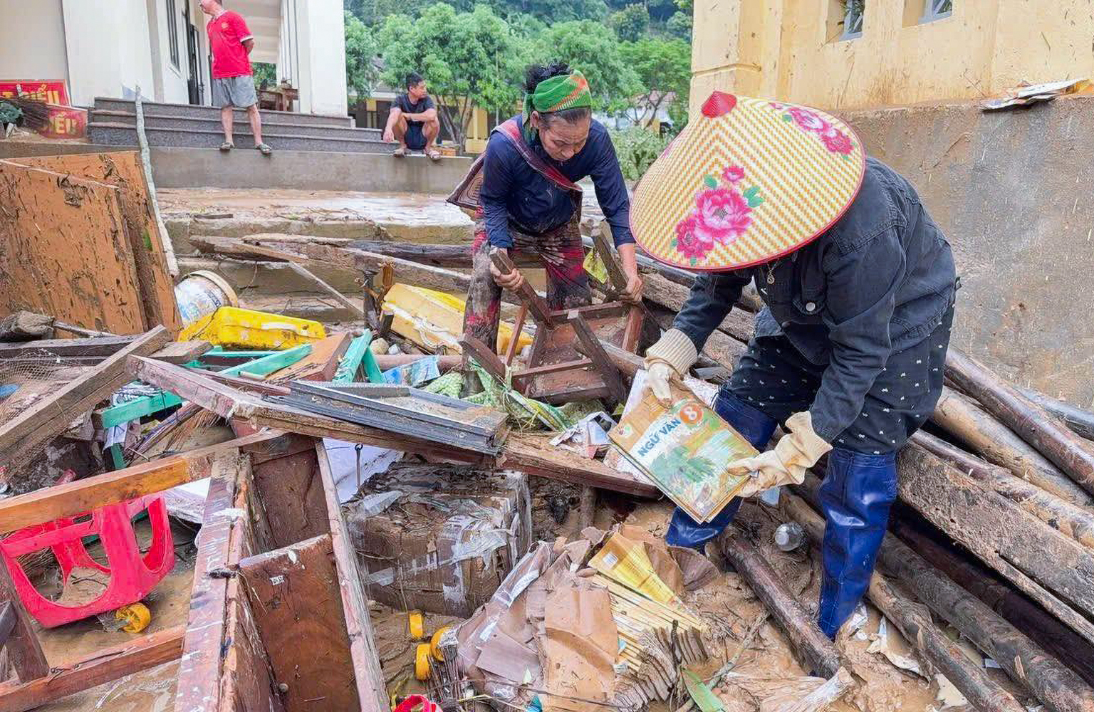 Sách vở, đồ dùng học tập ở nhiều trường học tại xã Yên Hòa ngập ngụa trong bùn đất sau lũ - Ảnh: Khánh Trung