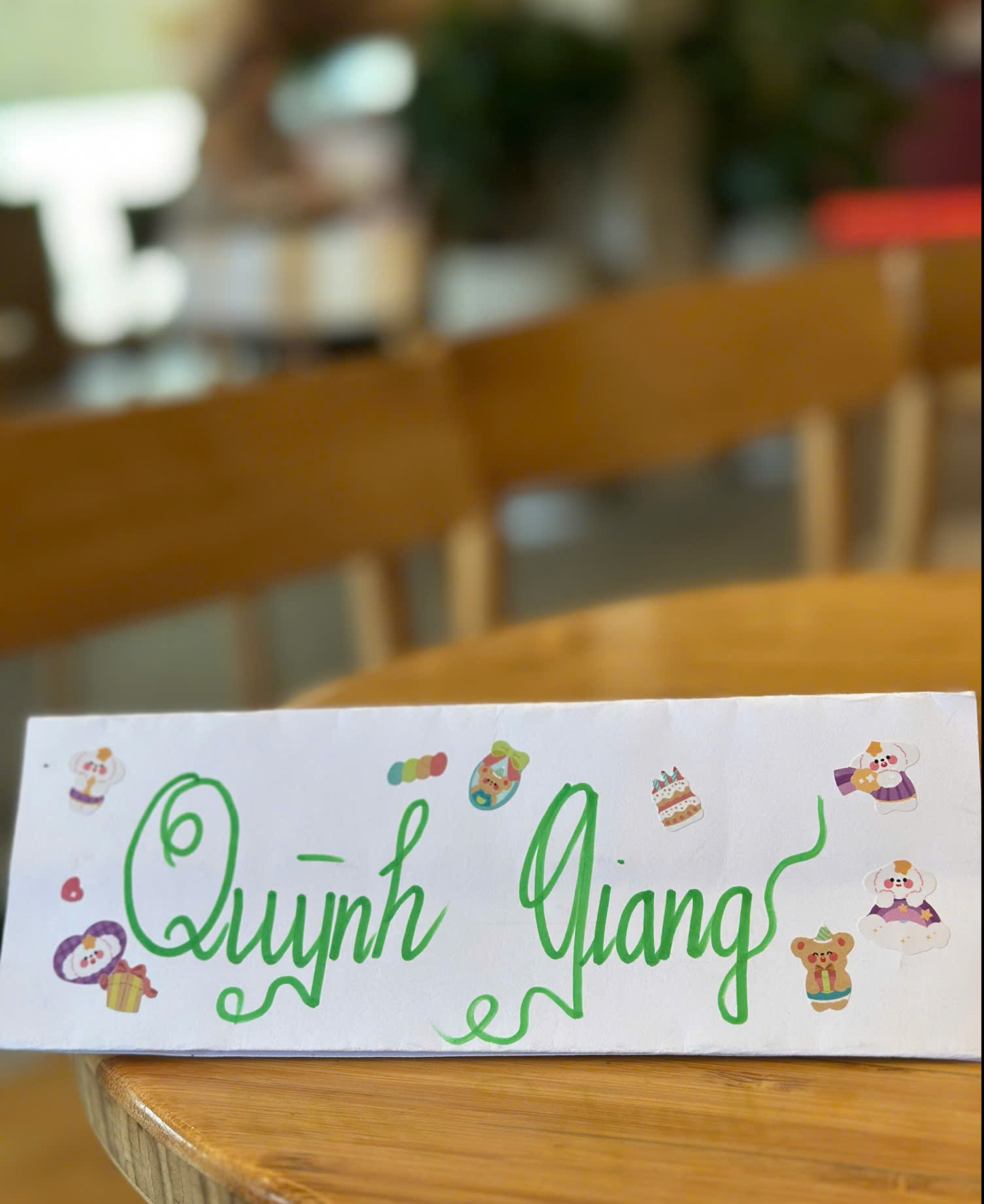 Tờ giấy ghi tên được trang trí dễ thương, cha mẹ gỡ mang về làm kỷ niệm