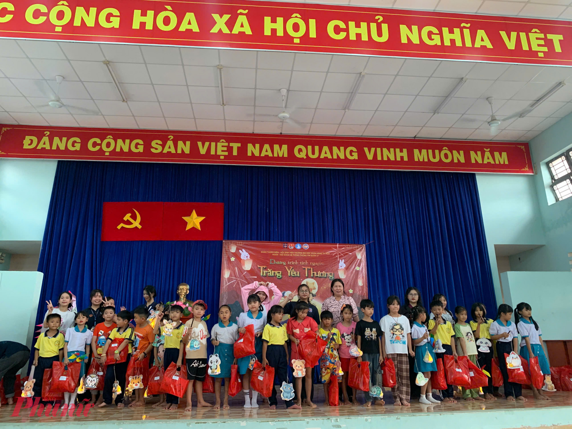 Chương trình “Trăng Yêu Thương 2025” của Đoàn – Hội khoa Hệ thống thông tin quản lý, Trường ĐH Ngân hàng TPHCM