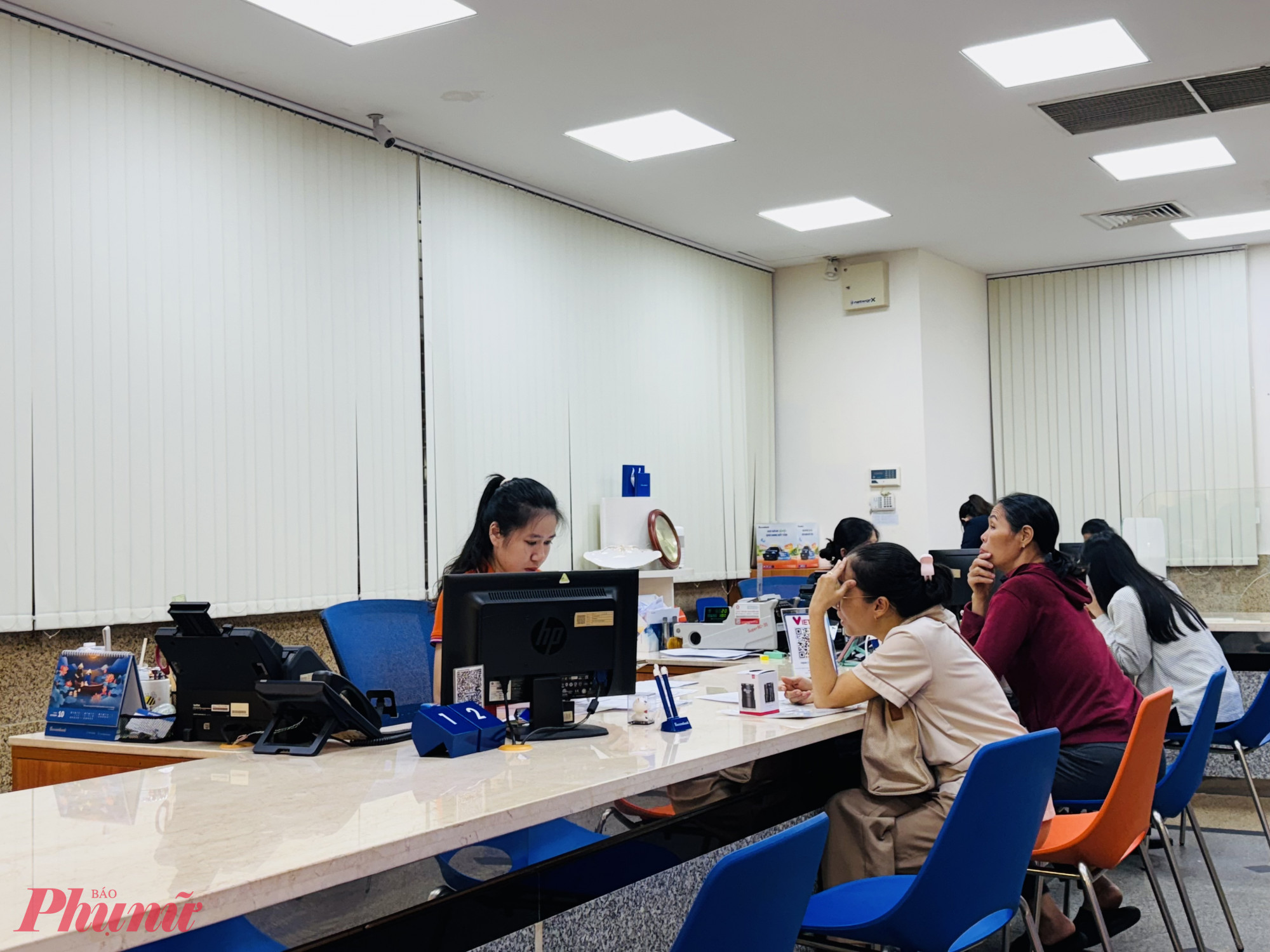 Số tiền gửi của người dân vào ngân hàng tăng gấp đôi so với cùng kỳ - Ảnh: Thanh Hoa