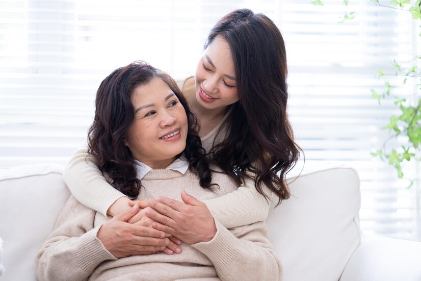 Thay vì thuê giúp việc, chị em Yên trả lương cho chị dâu để chăm sóc mẹ. (hình minh hoạ)