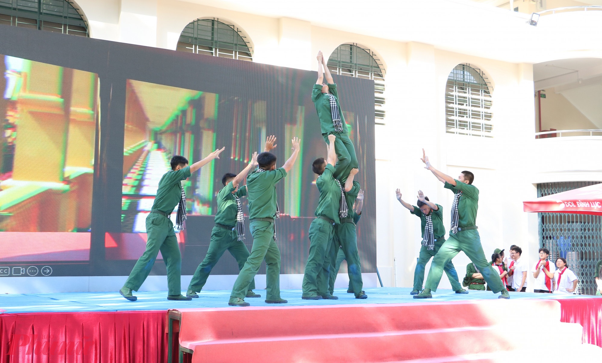 Trung đoàn Gia Đình cũng tham gia biểu diễn cùng học sinh