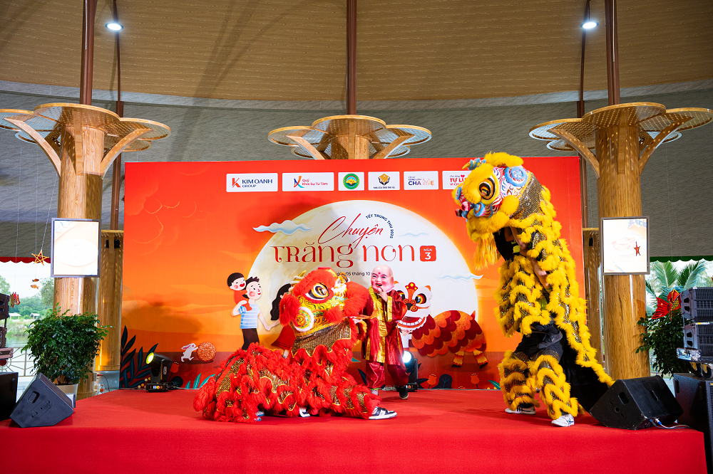 Tiết mục múa lân làm cho không khí Trung thu trở nên sôi động - Ảnh: Kim Oanh Group