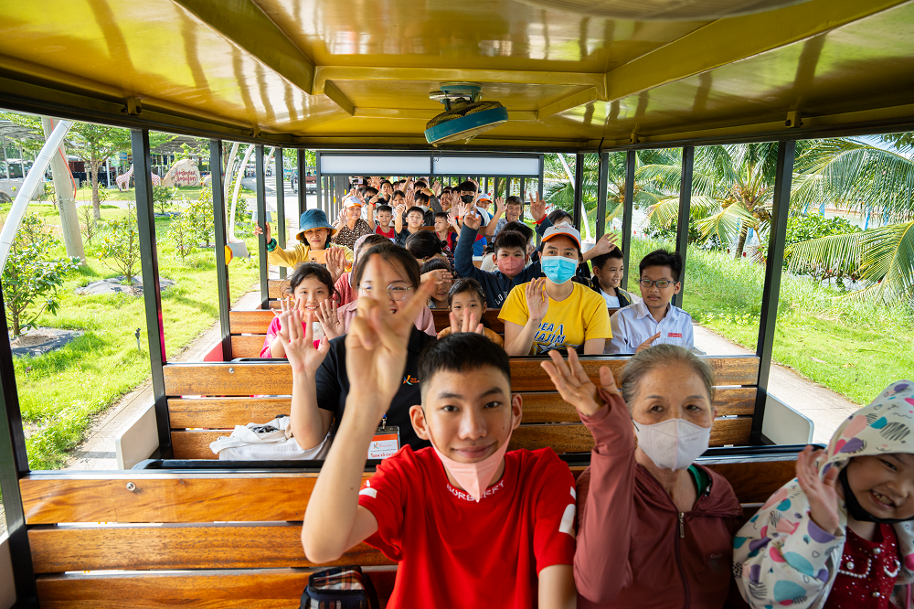 Trước khi tham gia tiệc trung thu, các em nhỏ và người thân thỏa sức vui chơi, tham quan Khu du lịch Sơn Tiên - Ảnh: Kim Oanh Group