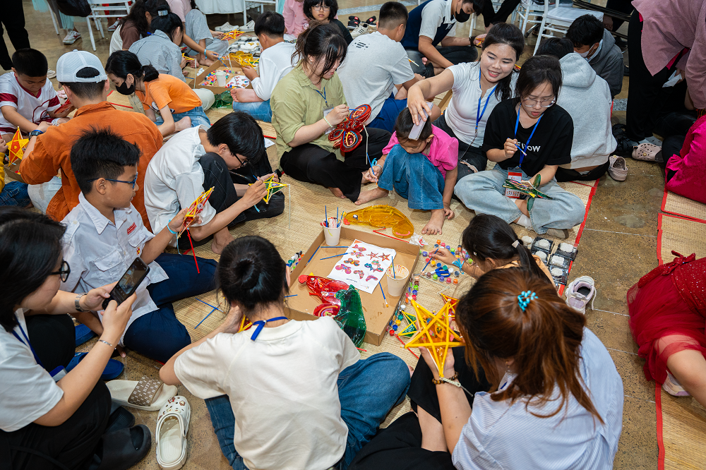 Cùng nhau làm lồng đèn trung thu - Ảnh: Kim Oanh Group