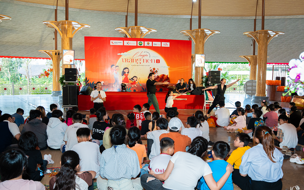 Các em nhỏ thích thú đến chơi với đội lân - Ảnh: Kim Oanh Group