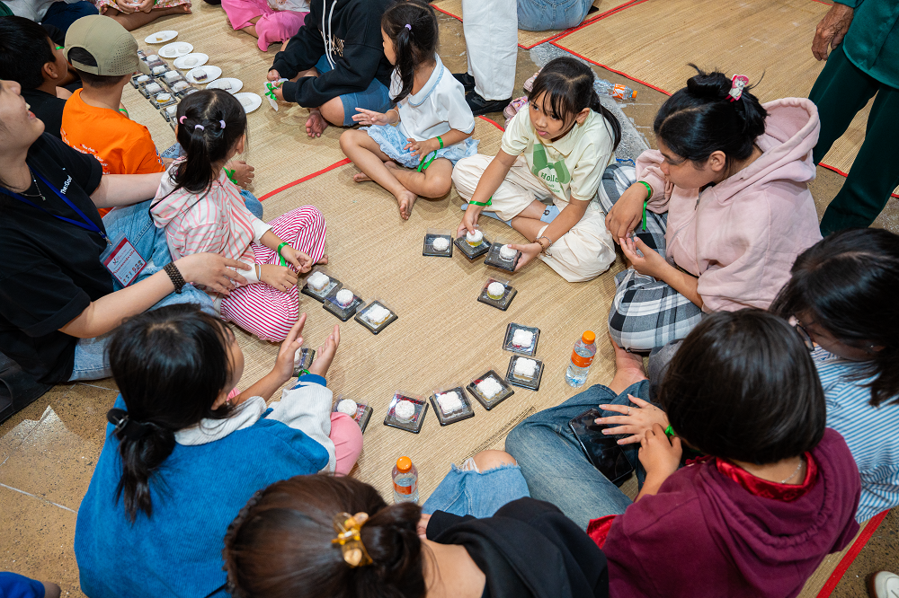 Các em thi nhau làm bánh trung thu - Ảnh: Kim Oanh Group