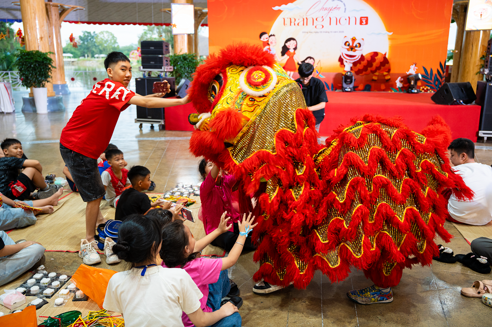 Trình diễn trong chương trình Trăng non - Ảnh: Kim Oanh Group