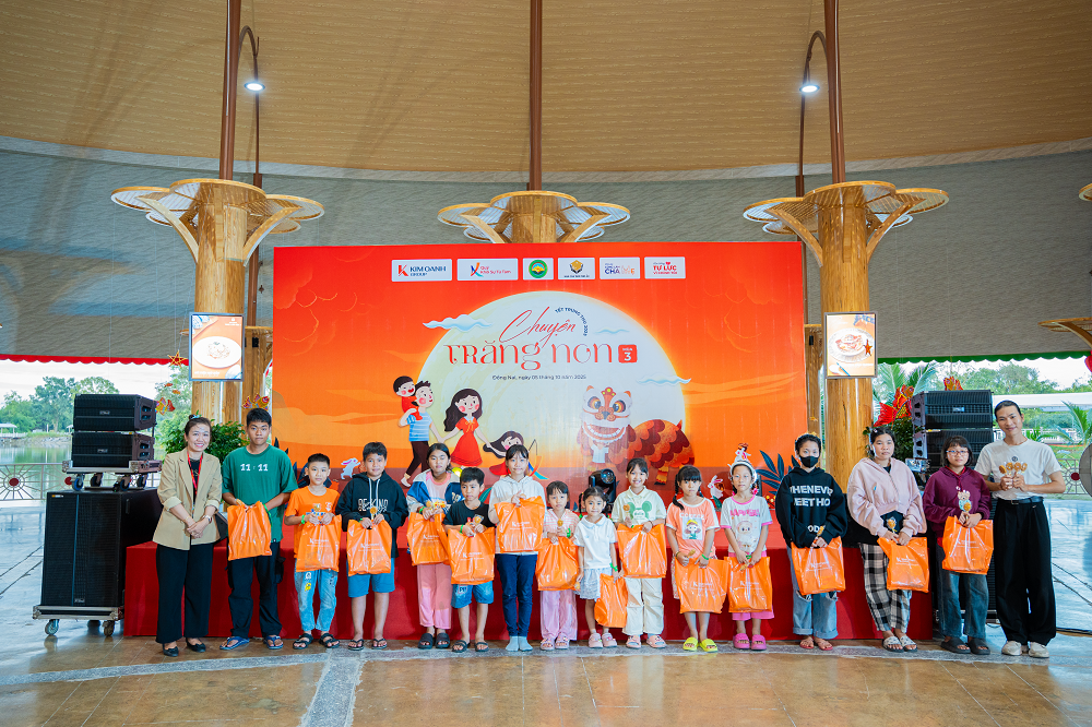 Cuối chương trình, đại diện Quỹ Khởi Sự Từ Tâm cũng đã gửi đến các em những phần quà thiết thực nhất - Ảnh: Kim Oanh Group