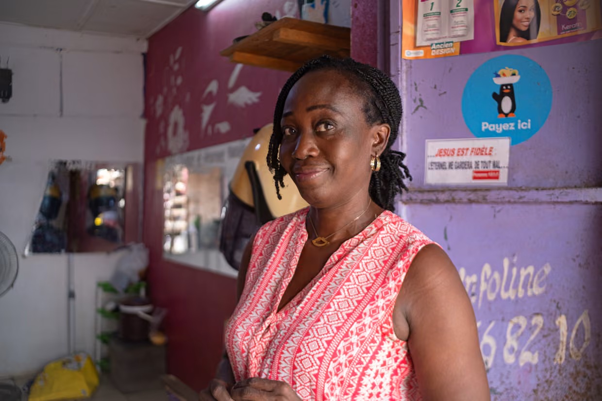 Bà Adjoua Catherine Tano bên trong tiệm làm tóc của mình - Ảnh: Fall Aicha/The Guardian