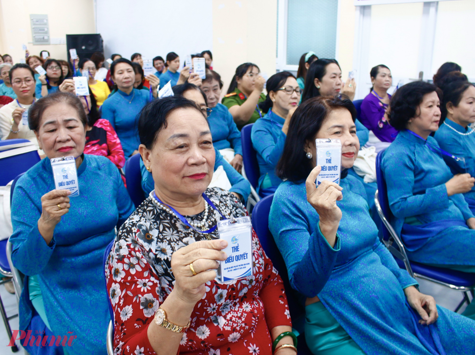 Đại biểu biểu quyết thông qua Nghị quyết Đại hội đại biểu Phụ nữ phường Hoà Hưng lần thứ I, nhiệm kỳ 2025 – 2030