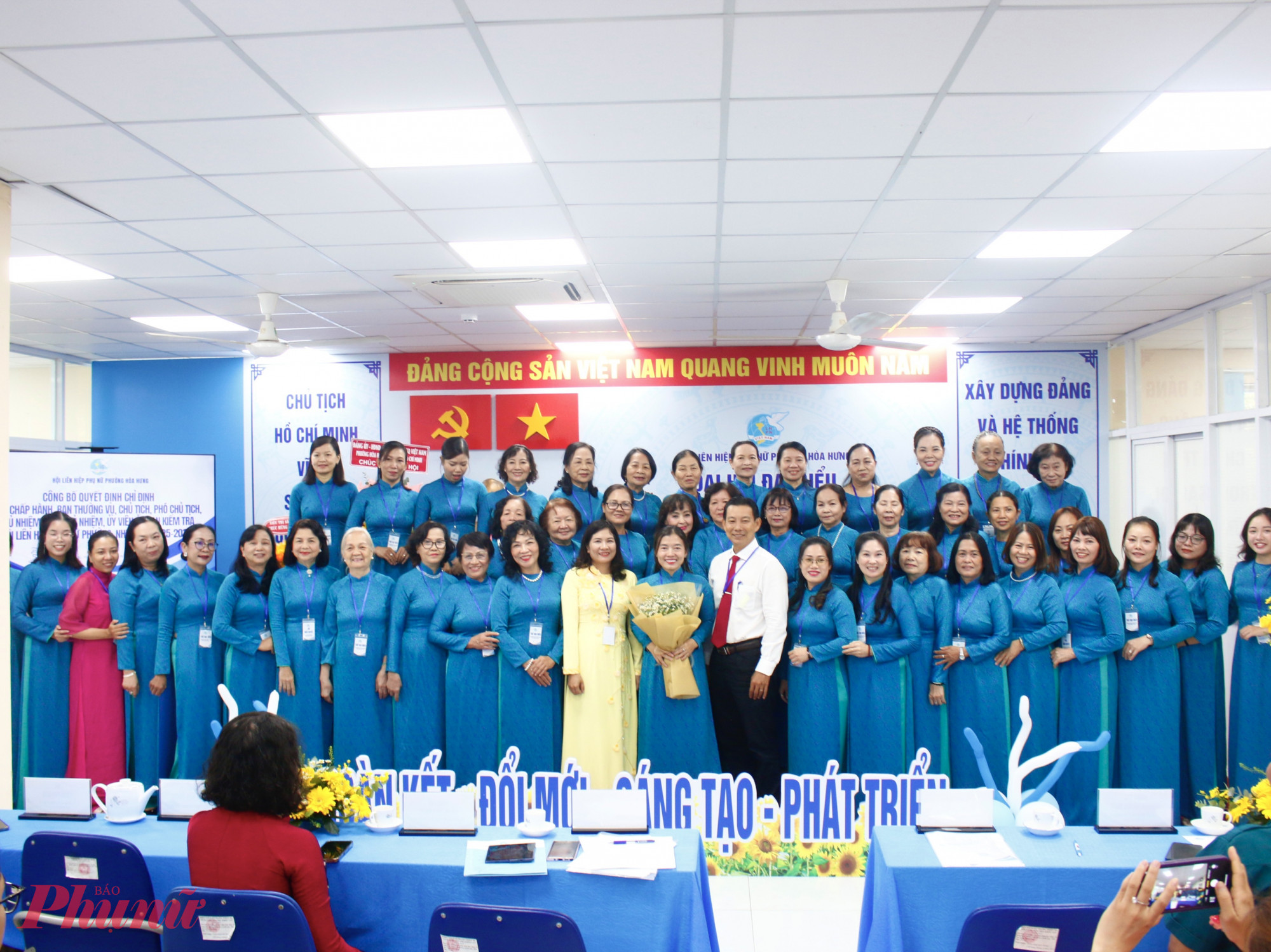 Bà Nguyễn Thị Ngọc Linh  – Phó chủ tịch Hội LHPN TPHCM và ông Lương Vũ Ngữ - Phó bí thư thường trực Đảng ủy phường Hòa Hưng tặng hoa chúc mừng Ban chấp hành Hội LHPN phường Hoà Hưng, nhiệm kỳ 2025 – 2030.