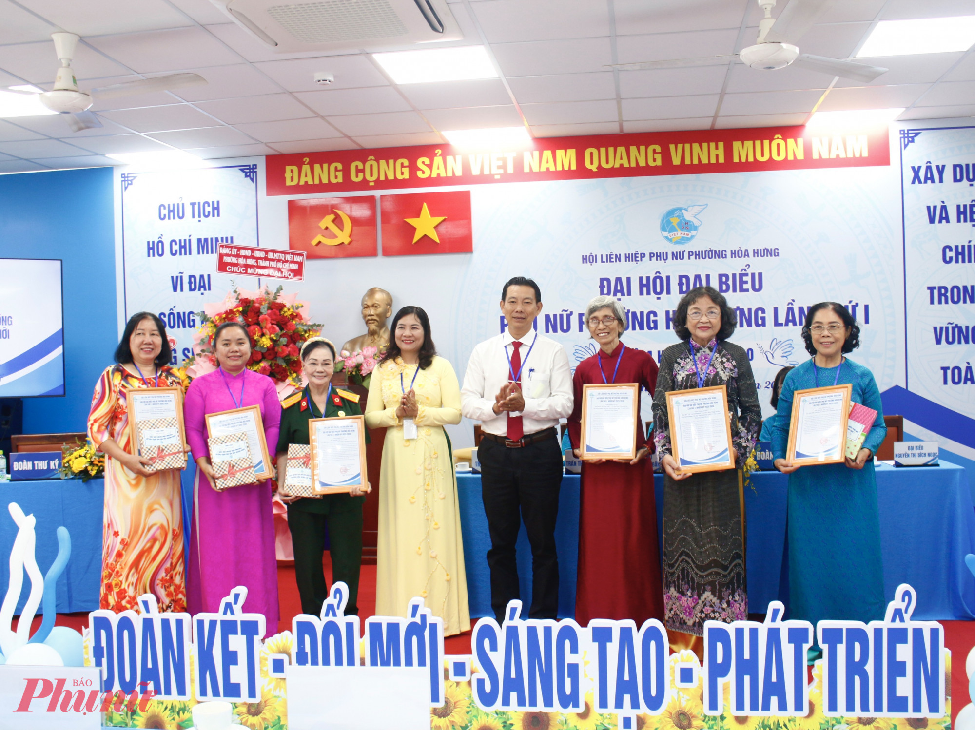 Dịp này, Hội LHPN phường Hòa Hưng đã trao thư cảm ơn và quà tri ân đến 11 dì, chị trong Ban Chấp hành Hội nhiệm kỳ 2021 – 2025 vì những đóng góp tích cực cho công tác Hội và phong trào phụ nữ địa phương.