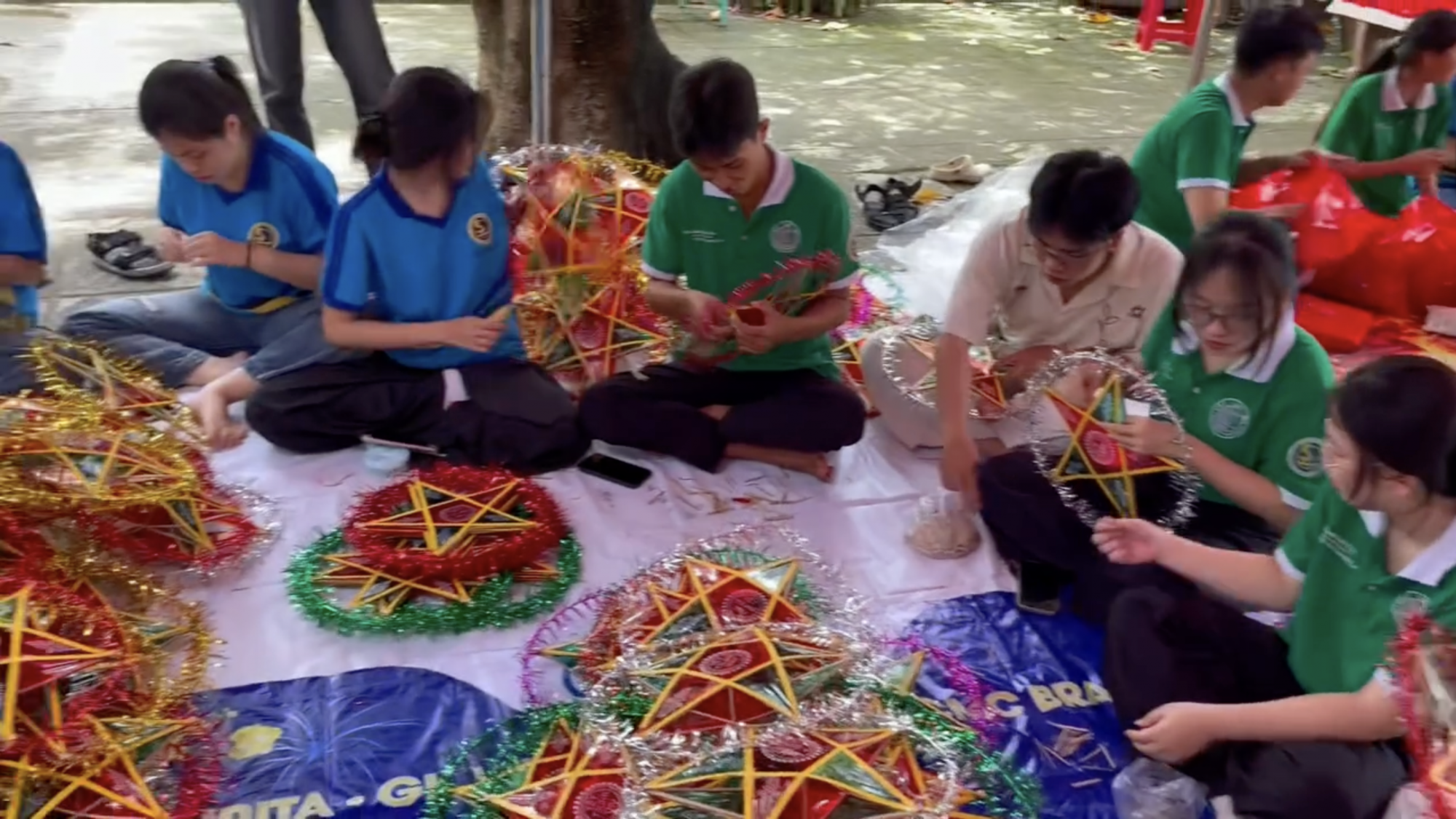 Các bạn thành viên chuẩn bị những phần quà để trao cho các em ( Nguồn: Fanpage CLB)