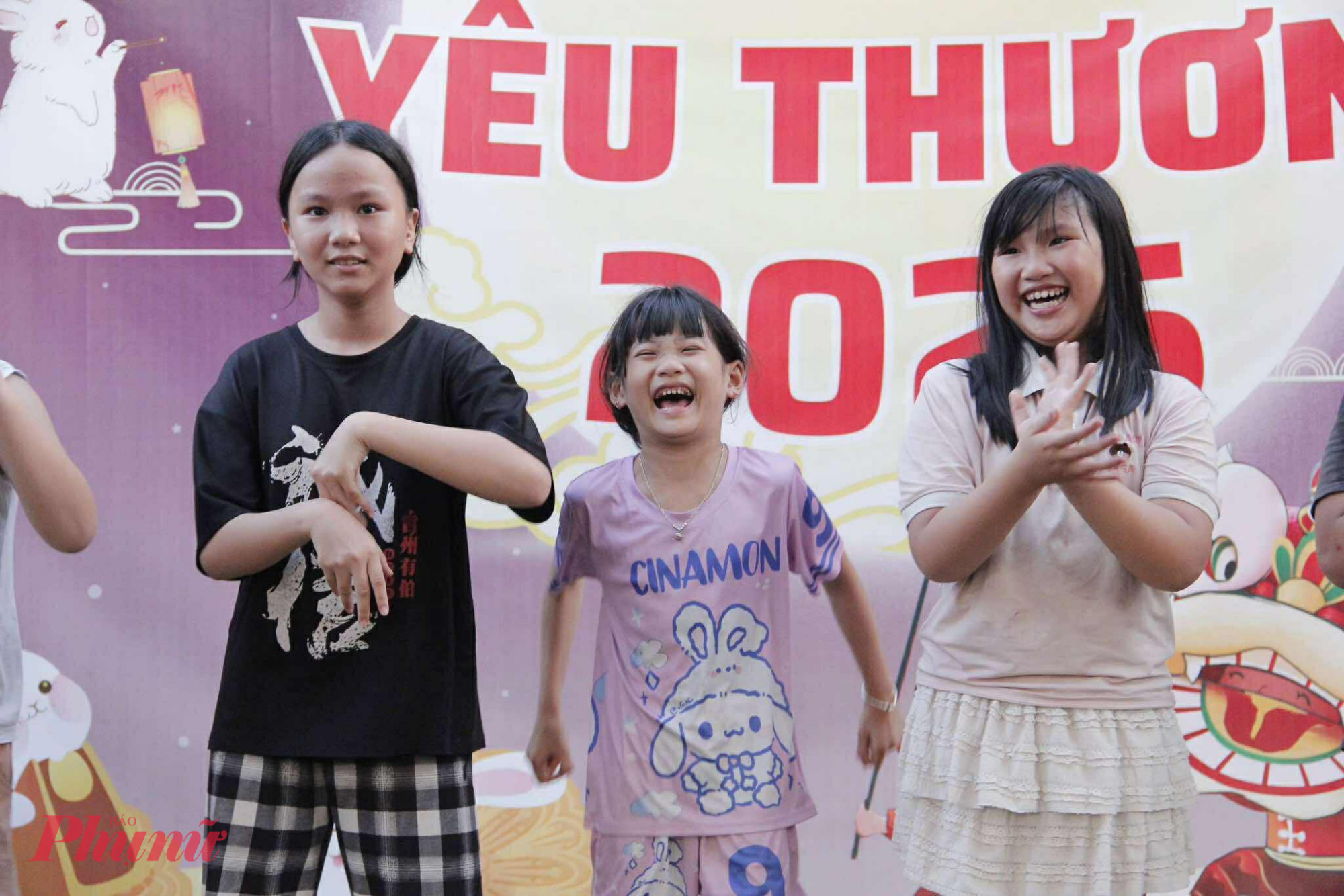 Những nụ cười rạng rỡ của các bé trong tham gia Đêm rằm sẻ chia
