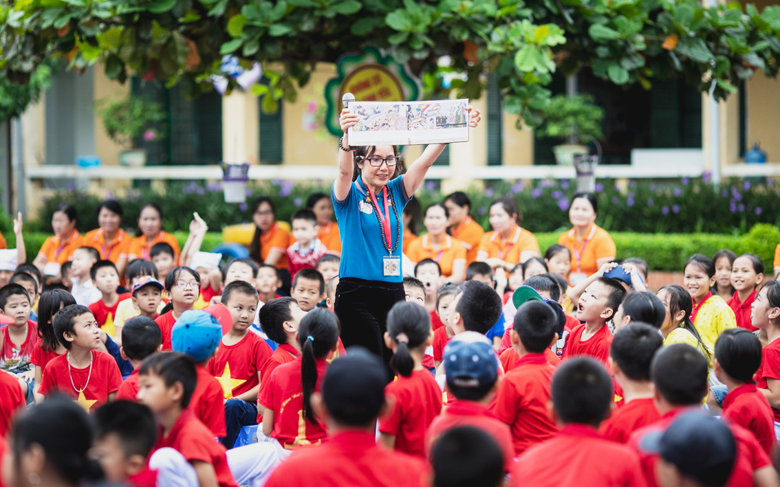 Ở mỗi điểm đến, chị Hoàng Thị Thu Hiền đều tổ chức những buổi giao lưu, truyền cảm hứng đọc sách cho các em nhỏ - Ảnh: NVCC