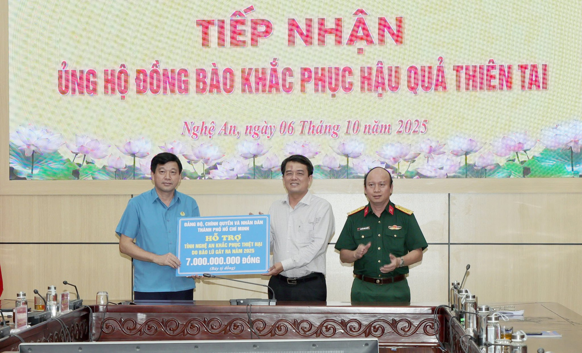 Ông Bùi Thanh Nhân trao biển hỗ trợ Nghệ An 7 tỉ đồng để khắc phục hậu quả cơn bão số 10 - Ảnh: K.Trung