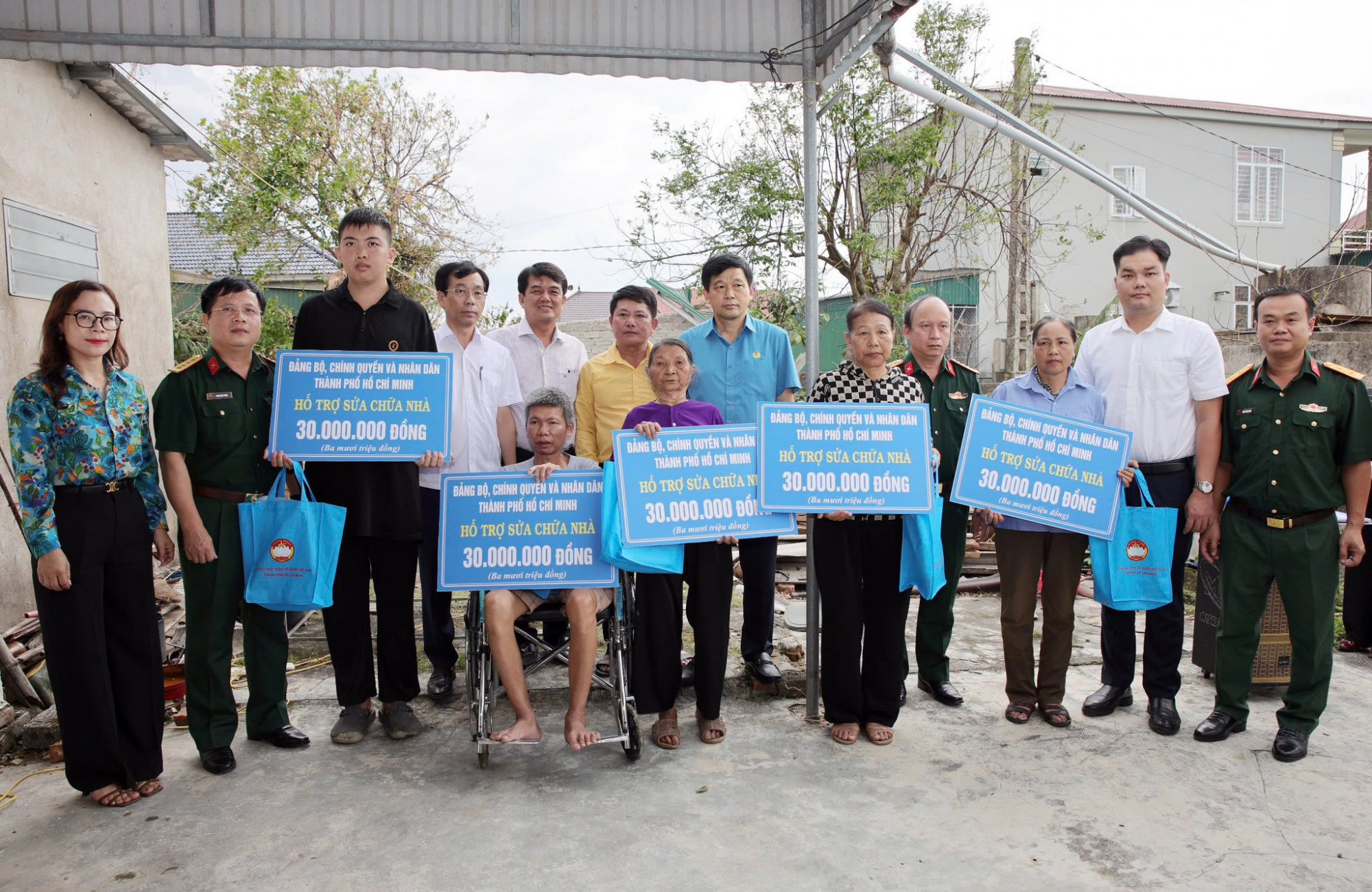 Đoàn công tác TPHCM trao hỗ trợ sửa nhà cho các hộ dân ở xã Lam Thành - Ảnh: K.Trung