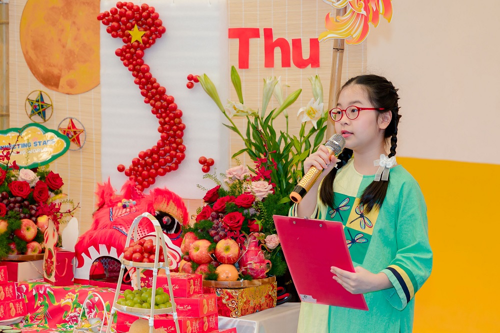 Học sinh Royal School tự tin thuyết trình ý nghĩa của mâm cỗ ngày Trung thu - Ảnh: Royal School
