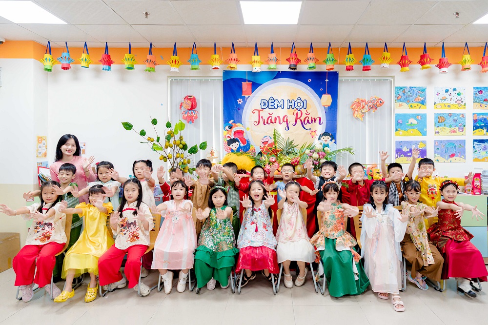 Tết Trung thu với ý nghĩa đoàn viên, gắn kết luôn là bài học quý giá để truyền tải - Ảnh: Royal School