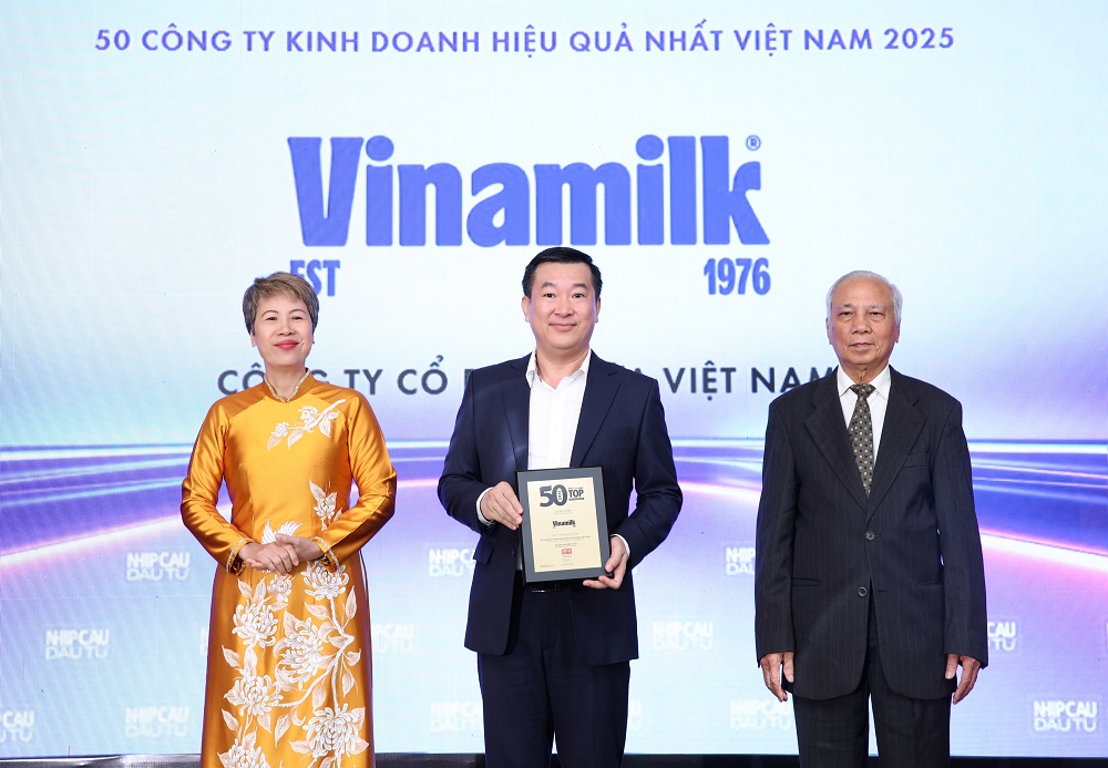 Đại diện Vinamilk, ông Đỗ Thanh Tuấn - Giám đốc Đối ngoại, nhận vinh danh Top 50 công ty kinh doanh hiệu quả nhất Việt Nam 2025 - Ảnh: Nguyễn Hoàng