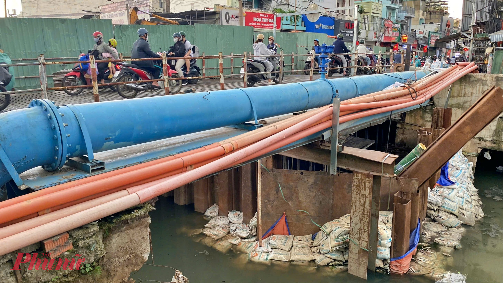 Vị trí thi công nằm ngay nơi từng là “nút thắt cổ chai” của dòng chảy rạch Cầu Ngang - nguyên nhân chính khiến nước thoát chậm và gây ngập cục bộ tại các tuyến đường xung quanh chợ Thủ Đức mỗi khi mưa lớn.