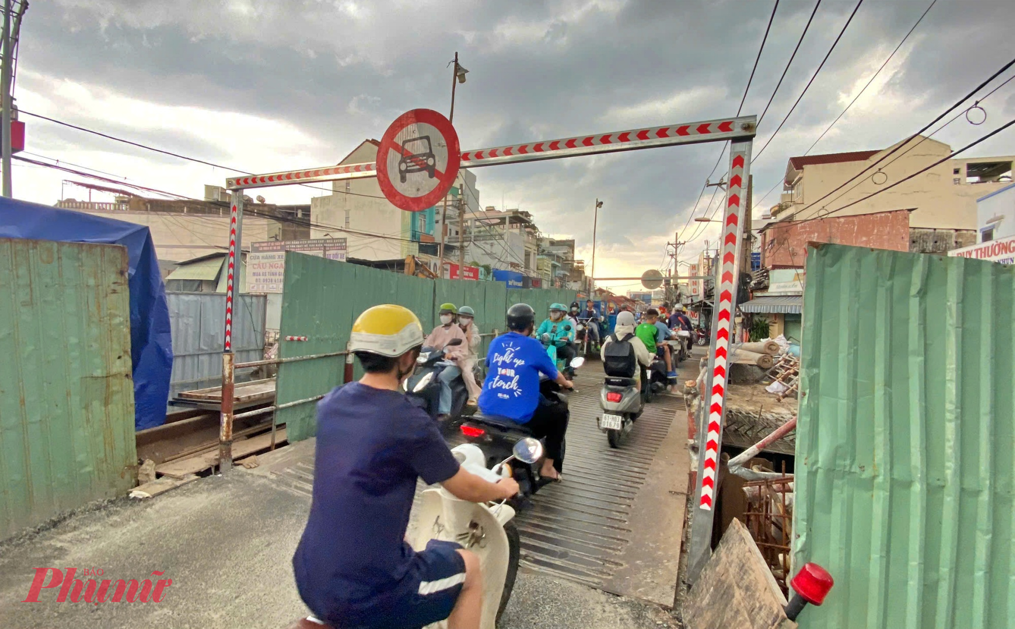 Đường Kha Vạn Cân qua cầu Ngang bị đóng một làn đường, cấm ô tô và chỉ cho xe máy chạy làn còn lại nên thường xuyên xảy ra ùn ứ.