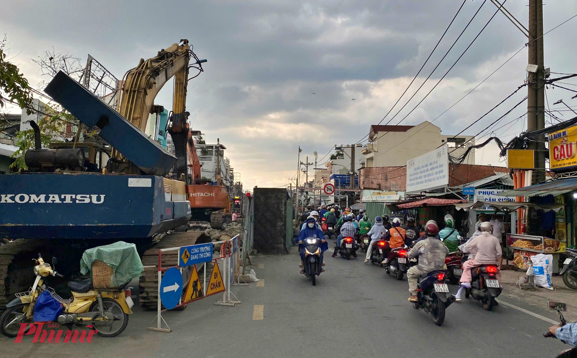 Sau gần nửa năm thi công, công trình đang bước vào giai đoạn cao điểm, dù việc hạn chế lưu thông qua khu vực này khiến giao thông bị ảnh hưởng, nhiều người dân vẫn bày tỏ mong muốn dự án sớm hoàn thành.