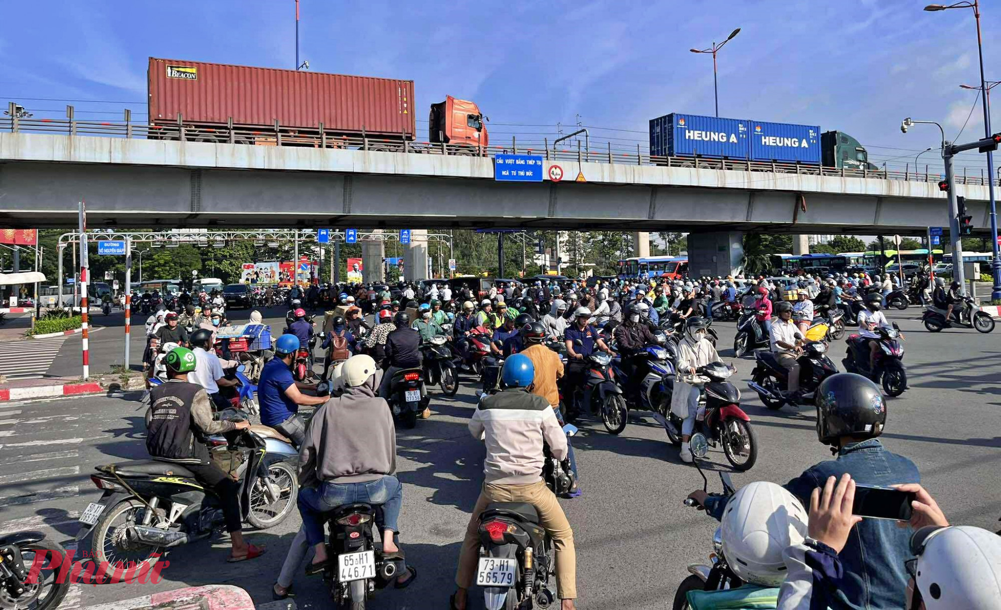  Sáng 6/10, giao thông tại khu vực ngã tư Thủ Đức với các tuyến đường như Lê Văn Việt, Võ Văn Ngân, Võ Nguyên Giáp, Xa lộ Hà Nội rơi vào tình trạng kẹt xe nghiêm trọng, hàng ngàn người phải “chôn chân” hàng giờ liền.