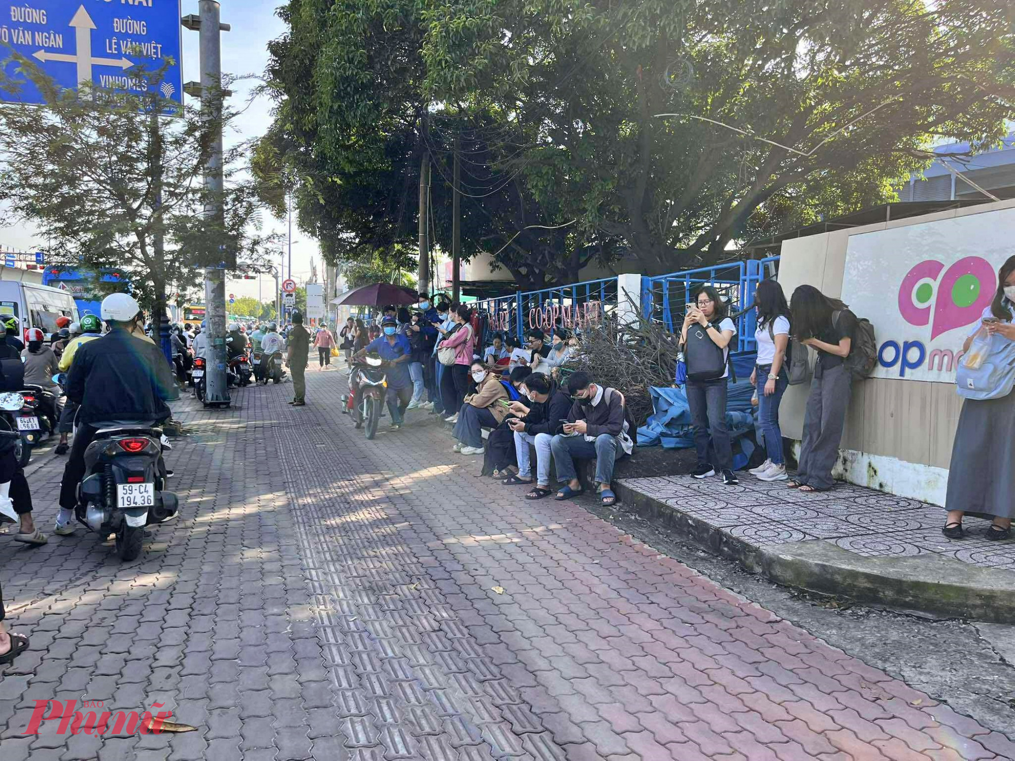 Sinh viên đi học bằng xe buýt cũng phải chờ rất lâu do kẹt xe.