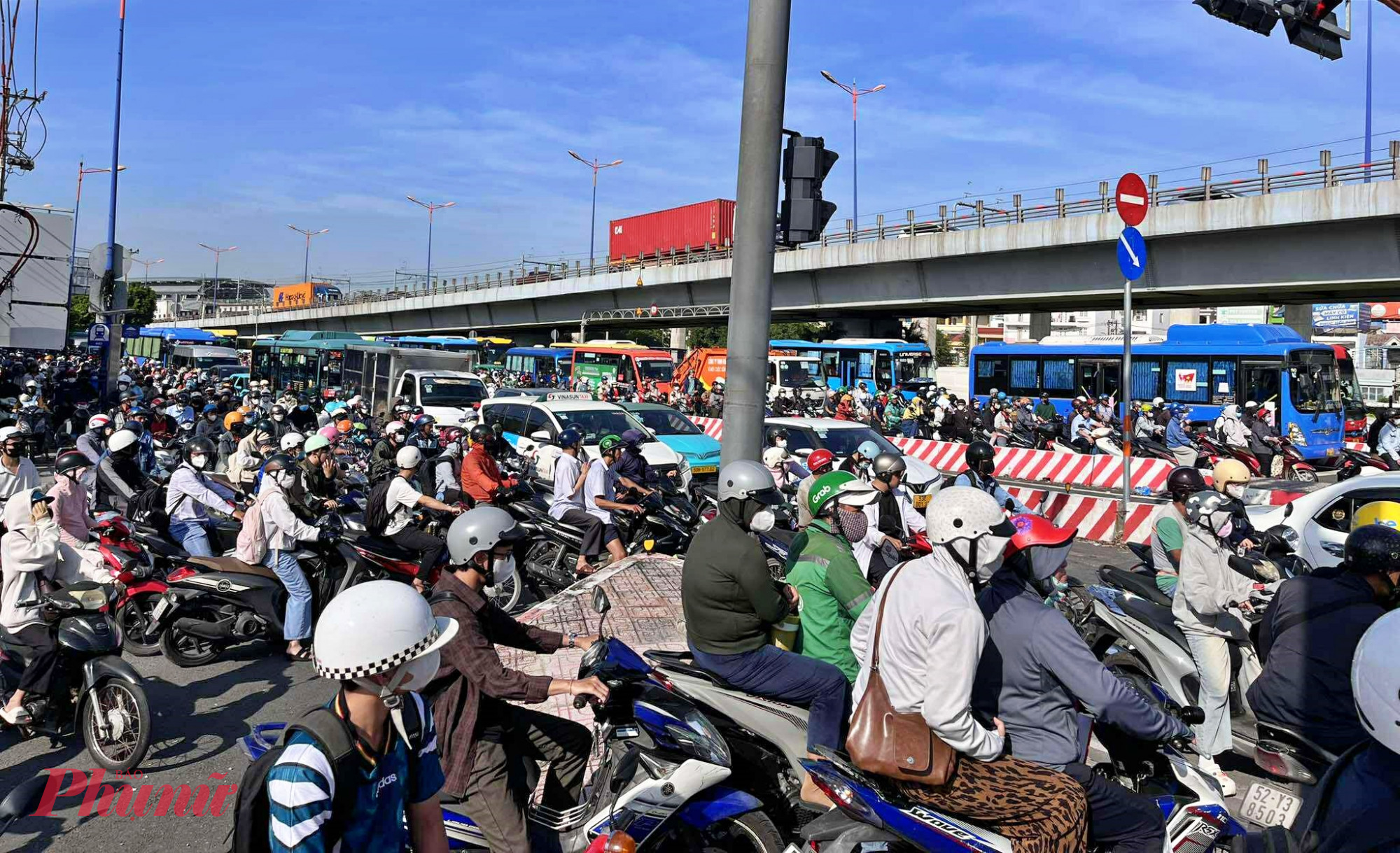 Từ khoảng 7 giờ sáng, lượng phương tiện đổ dồn về ngã tư Thủ Đức mỗi lúc một đông, khiến các hướng đường bị ken đặc. 