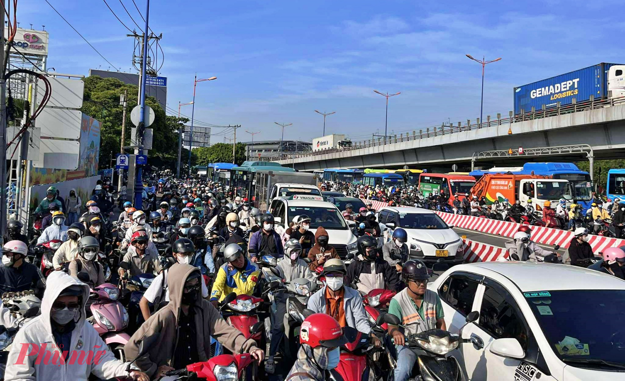 Trên đường Võ Nguyên Giáp hàng ngàn phương tiện nối đuôi nhau chật kín cả hai chiều.