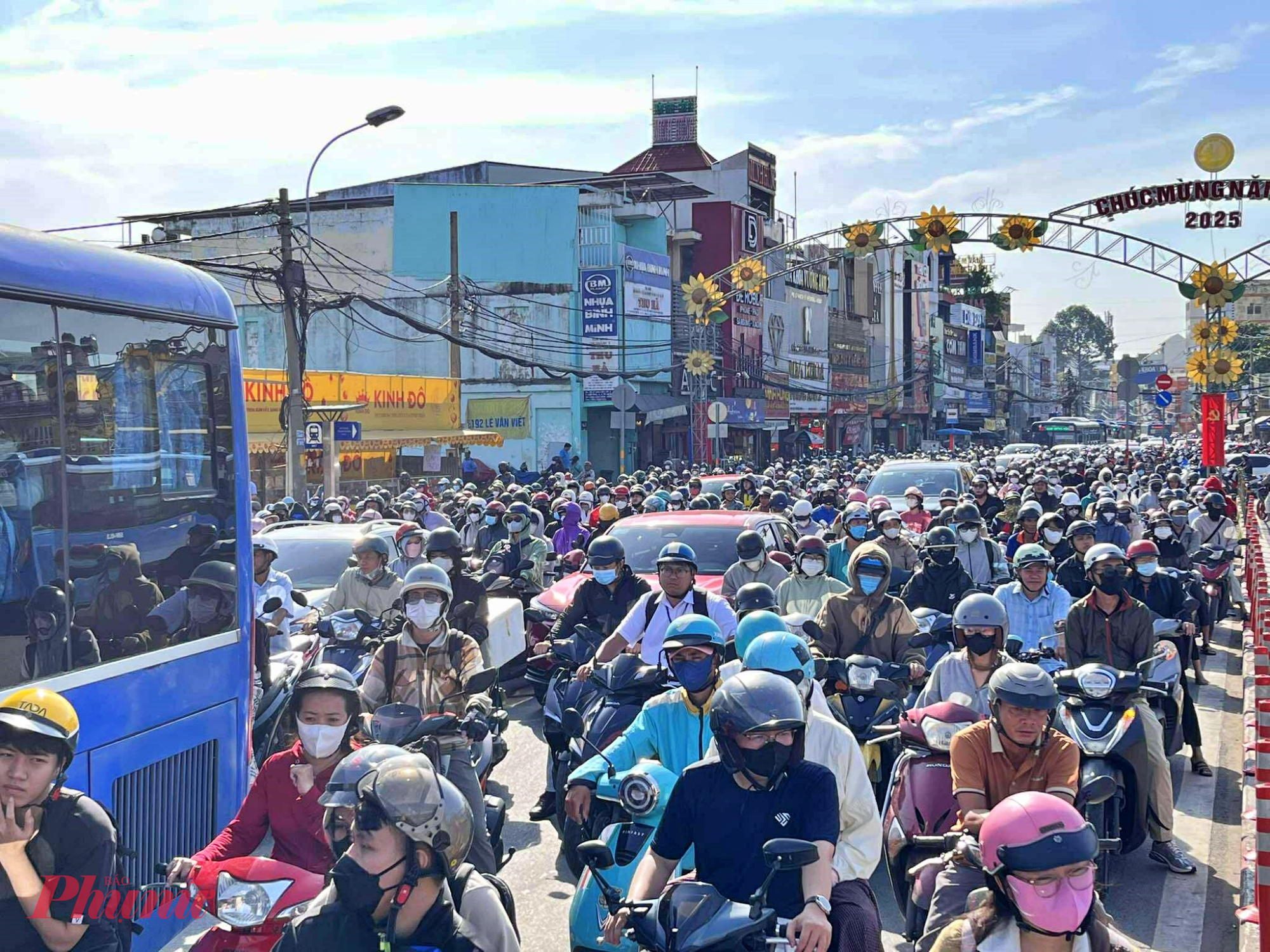Tình cảnh tương tự cũng diễn ra trên các tuyến Lê Văn Việt và Võ Văn Ngân, các phương tiện “nhích từng chút” để chờ qua giao lộ. 