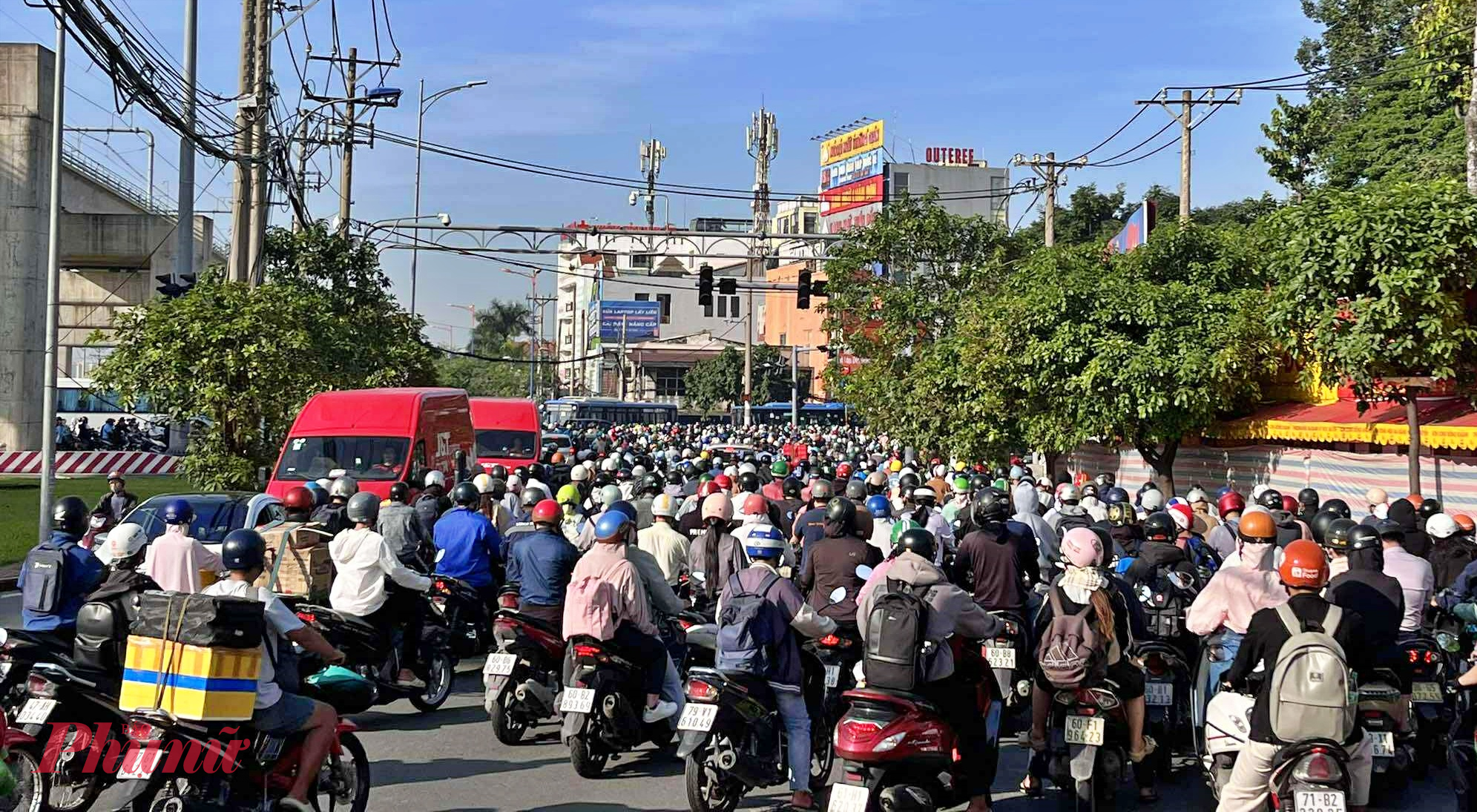 Do phải chờ đợi quá lâu, nhiều người đi xe máy quay đầu, chạy ngược chiều để tìm lối thoát, khiến giao thông thêm hỗn loạn.