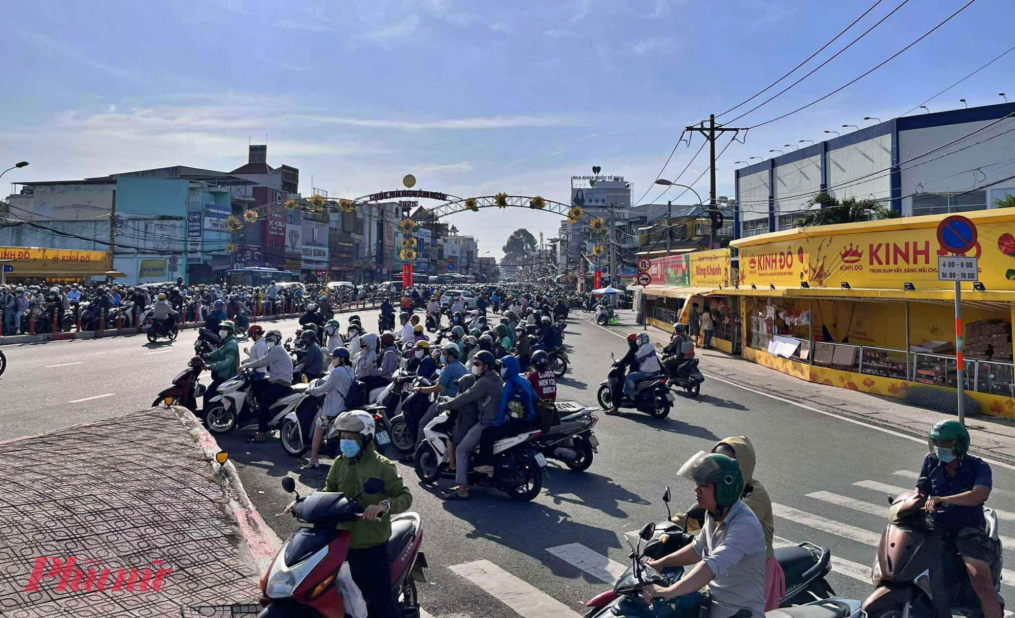 Nhiều người dân đi làm bị “mắc kẹt” giữa dòng xe xung đột nhau ở giữa giao lộ khiến tình trạng ùn ứ càng thêm nghiêm trọng.