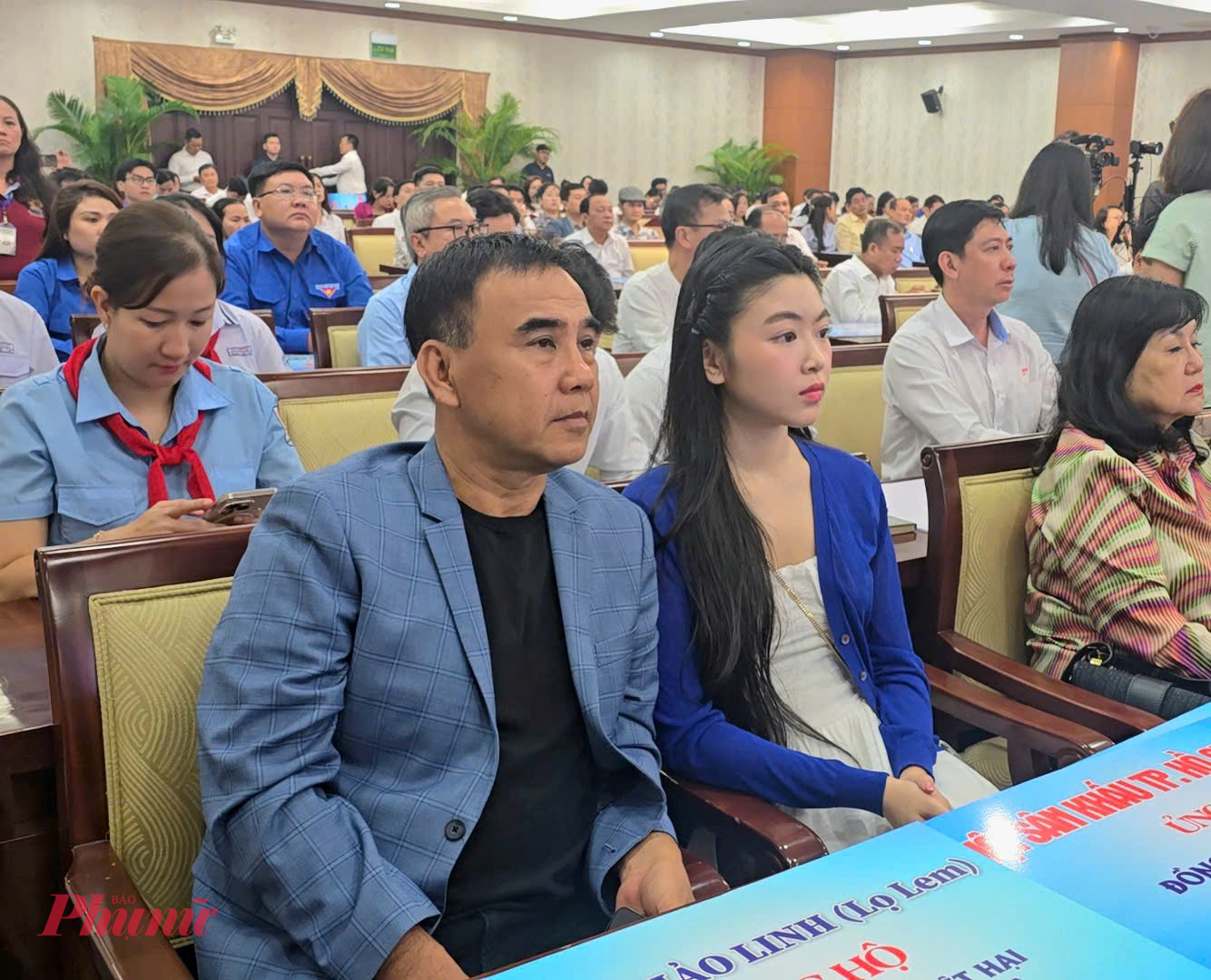 Nghệ sĩ Quyền Linh cùng con gái cũng đến tham gia Lễ phát động,  ủng hộ đồng bào bị thiệt hại do bão, lũ gây ra