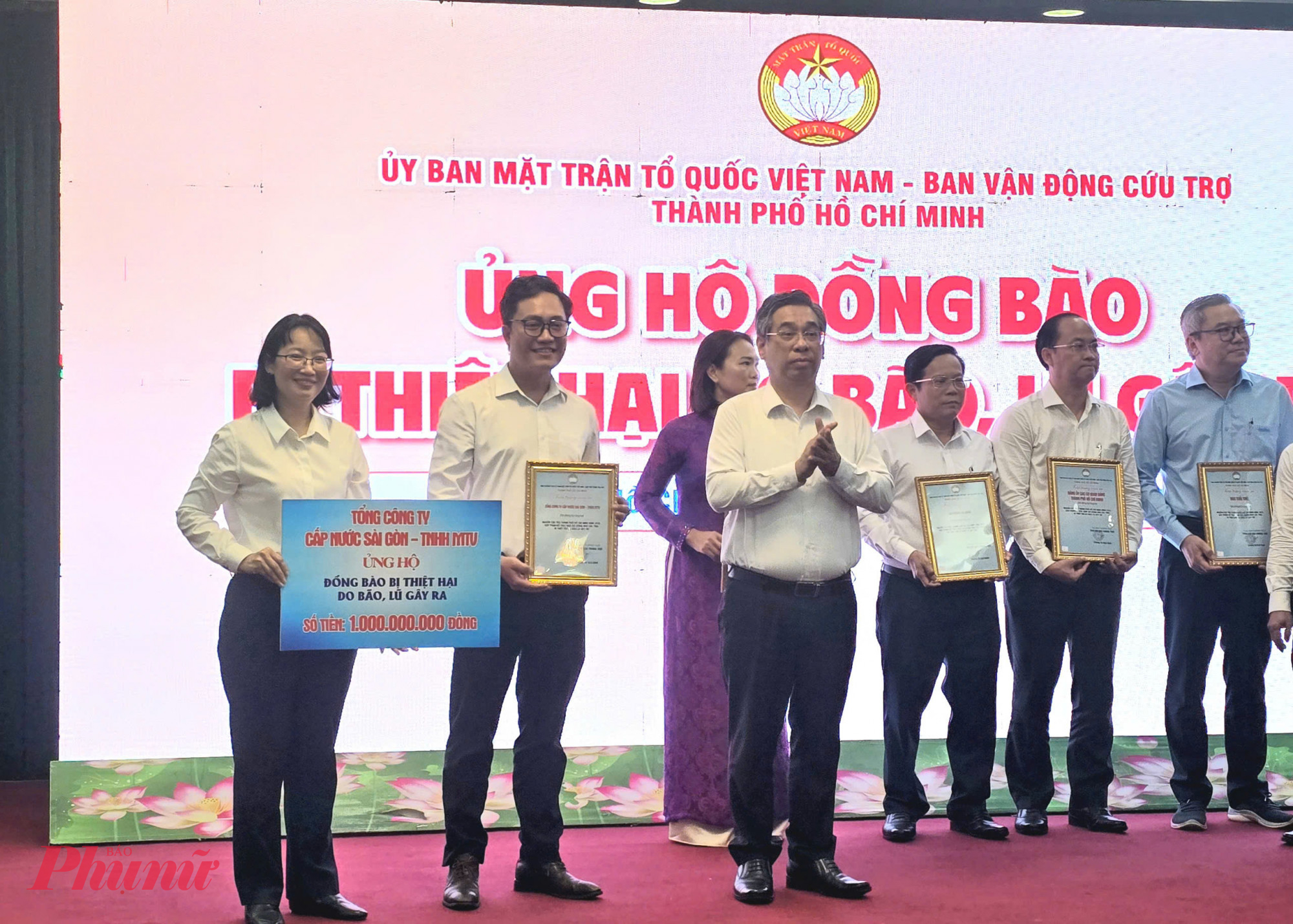 Các đơn vị, tổ chức trao bảng tượng trưng đăng ký  ủng hộ đồng bào bị thiệt hại do bão, lũ gây ra