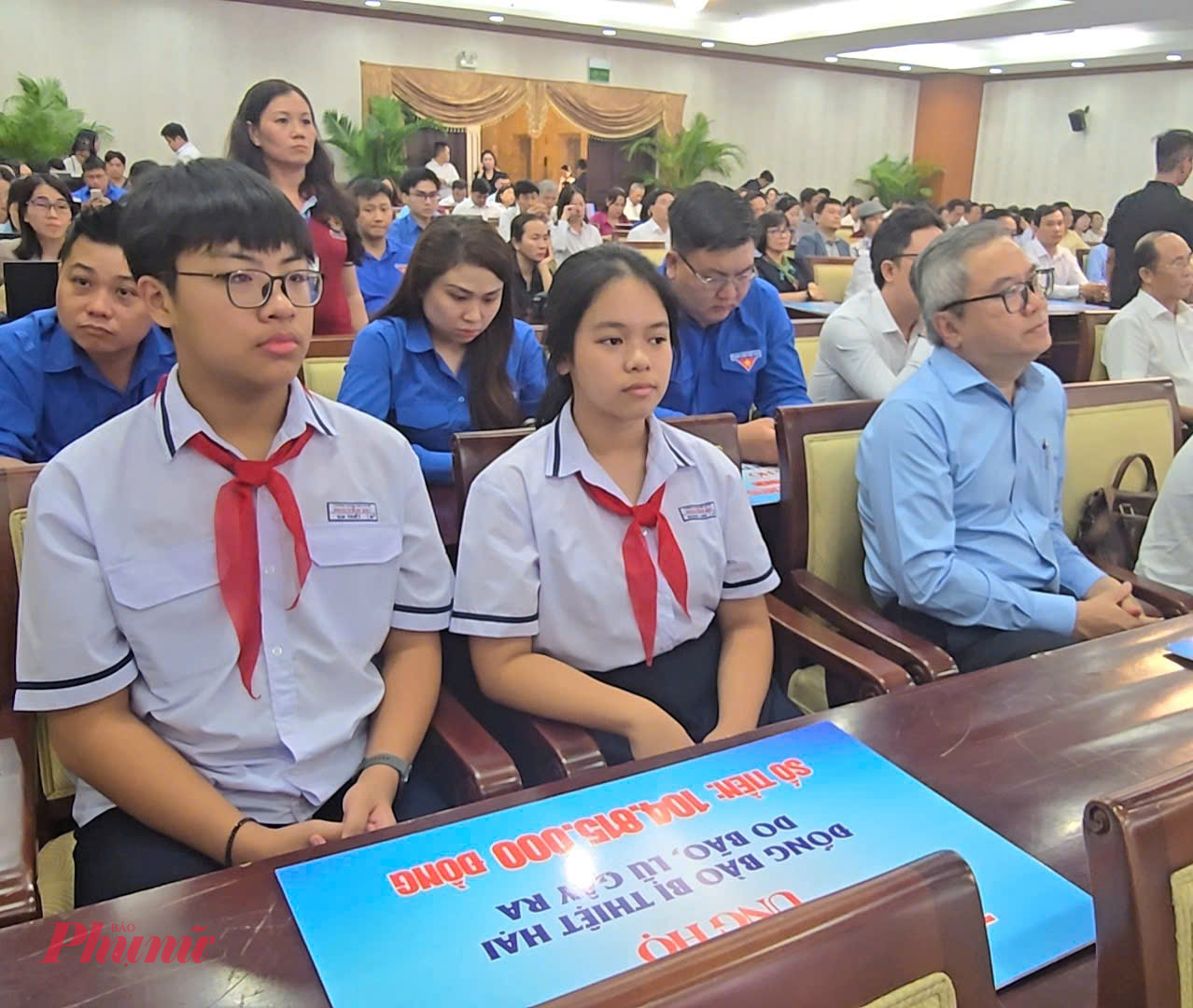 Học sinh các trường trên địa bàn TPHCM cũng đến tham gia lễ phát động, cùng nhà trường trao bàng tượng trưng ủng hộ đến Ủy ban MTTQ Việt Nam TPHCM và Ban Ban Vận động cứu trợ TPHCM - Ảnh: Trang Nguyễn 