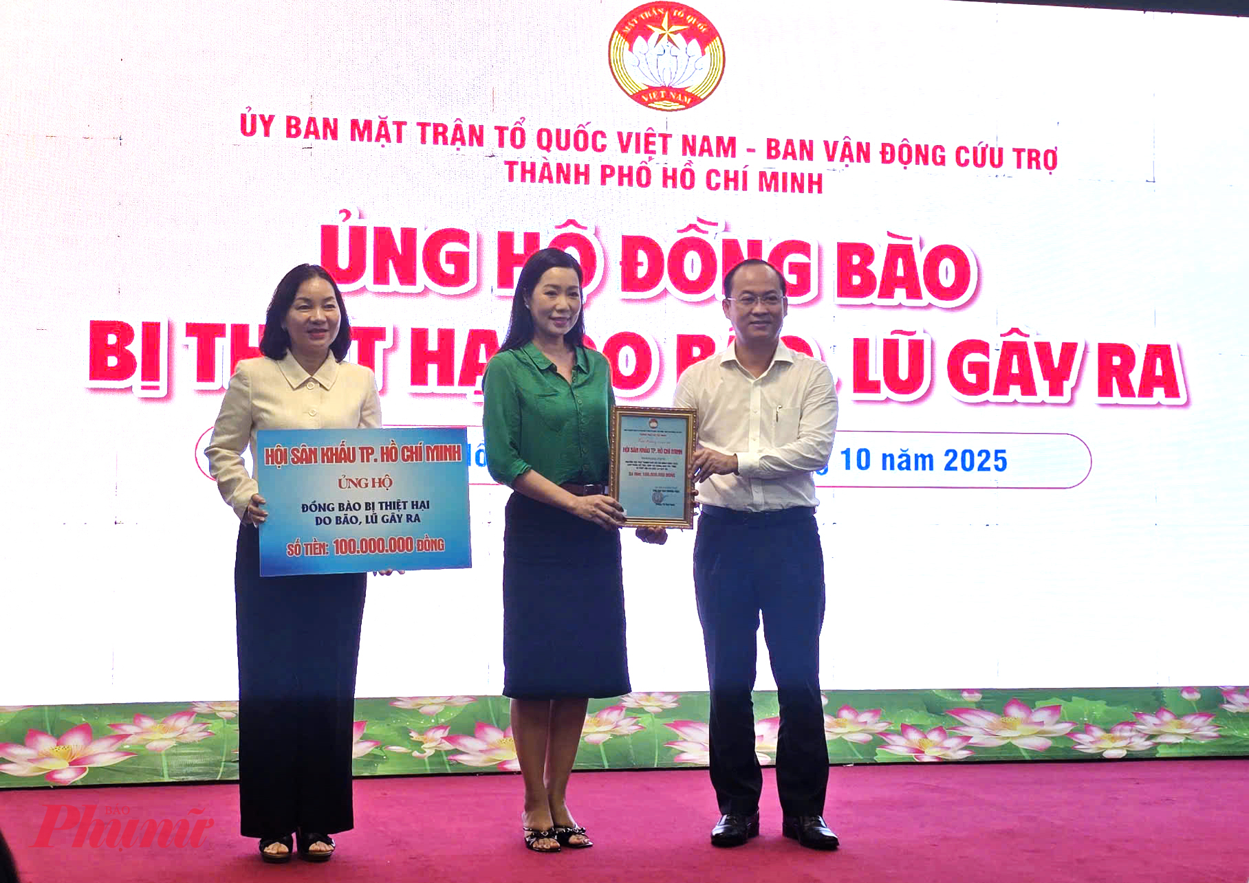 Văn nghệ sĩ cũng tích cực tham gia  ủng hộ đồng bào bị thiệt hại do bão, lũ gây ra
