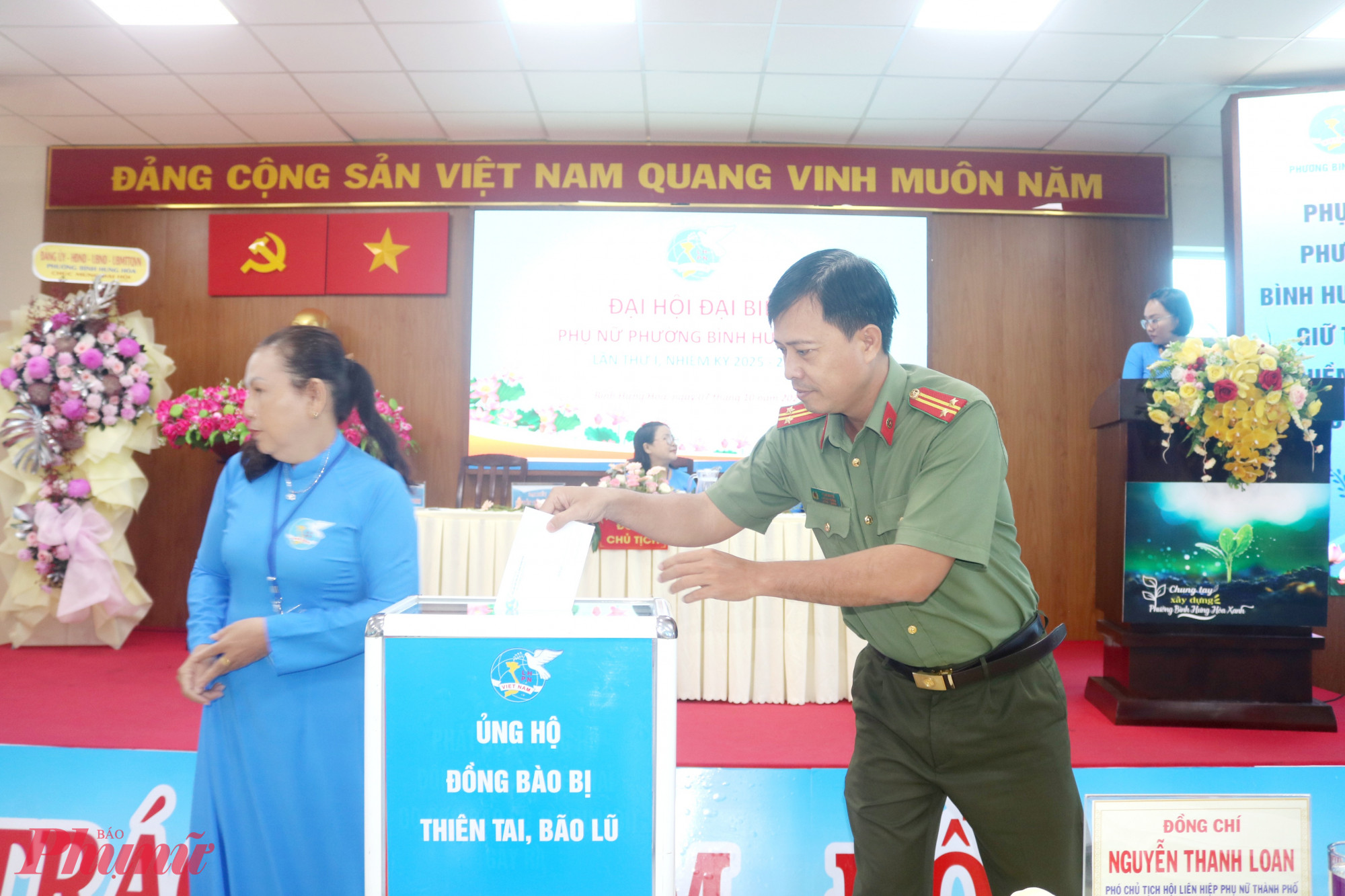 Tại đại hội, đại biểu chính thức và khách mời đã đồng lòng ủng hộ đồng bào bị thiên tai, bão lũ - Ảnh: Thảo Nguyên