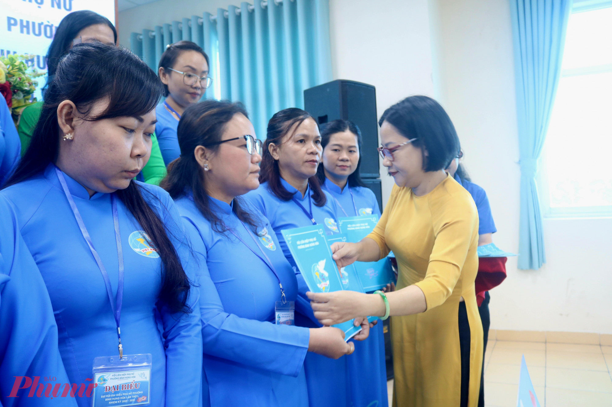 Bà Nguyễn Thanh Loan – Phó chủ tịch Hội LHPN TPHCM – trao quyết định của Hội LHPN TPHCM về việc chỉ định Ban chấp hành Hội LHPN phường Bình Hưng Hoà, nhiệm kỳ 2025 – 2030 - Ảnh: Thảo Nguyên