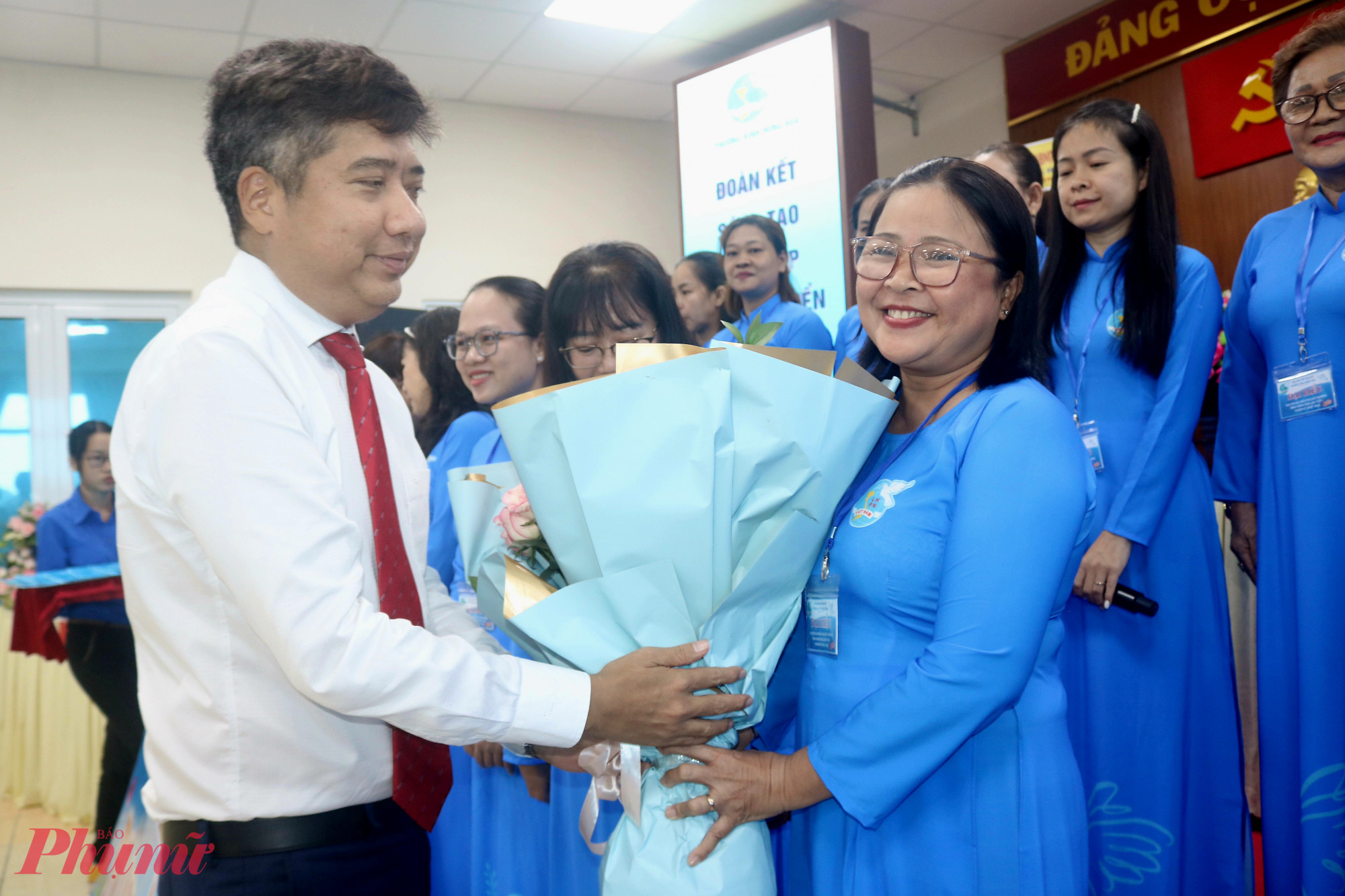 Ông Nguyễn Việt Quế Sơn – Bí thư Đảng ủy, Chủ tịch HĐND phường Bình Hưng Hoà – trao hoa chúc mừng bà Nguyễn Thị Minh Hậu và Ban chấp hành Hội LHPN phường Bình Hưng Hoà nhiệm kỳ mới - Ảnh: Thảo Nguyên