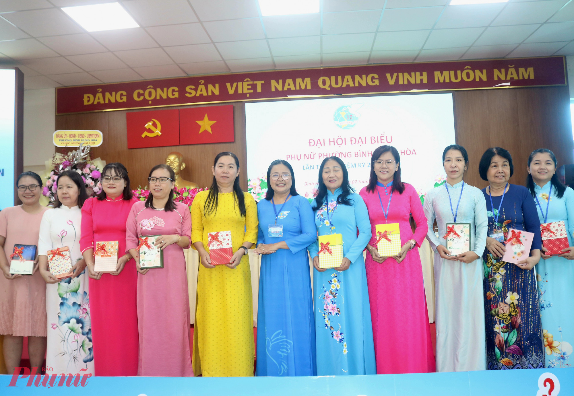 Bà Nguyễn Thị Minh Hậu – Phó chủ tịch Ủy ban MTTQ, Chủ tịch Hội LHPN phường Bình Hưng Hoà (giữa) – trao quà tri ân các chị ủy viên không tham gia Ban chấp hành nhiệm kỳ mới - Ảnh: Thảo Nguyên